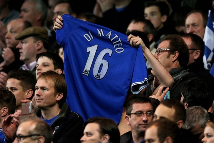 Phút 16, các khán giả Chelsea đứng cả dậy vỗ tay. Họ vỗ tay vì Di Matteo, bởi số 16 chính là số áo đấu mà Di Matteo mặc khi còn chơi bóng ở Stamford Bridge.